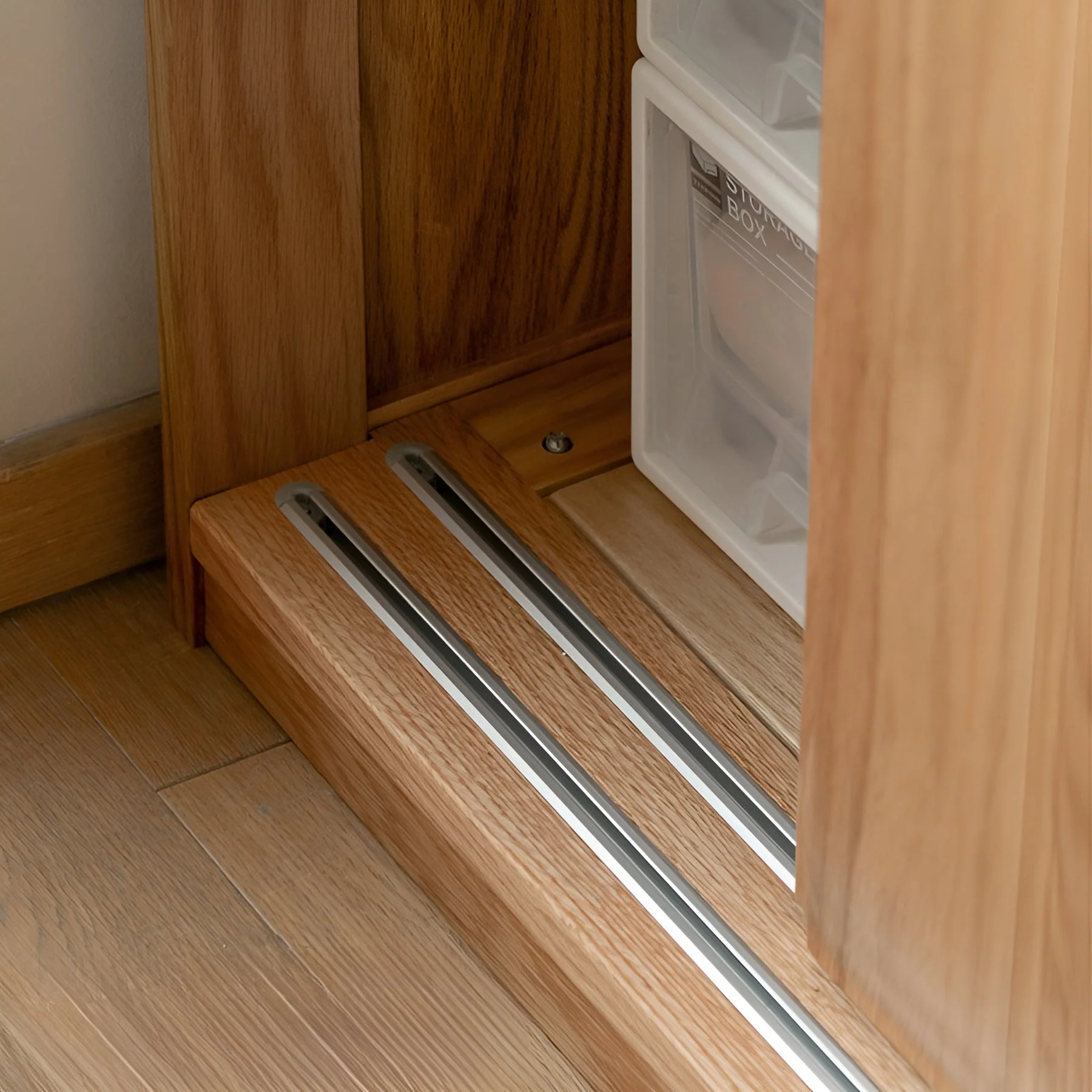 Neath Solid Oak Sliding Door Wardrobe - Image 3