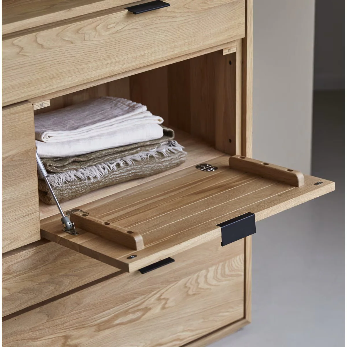 Rouen Natural Solid Oak Chest of Drawers - Image 4